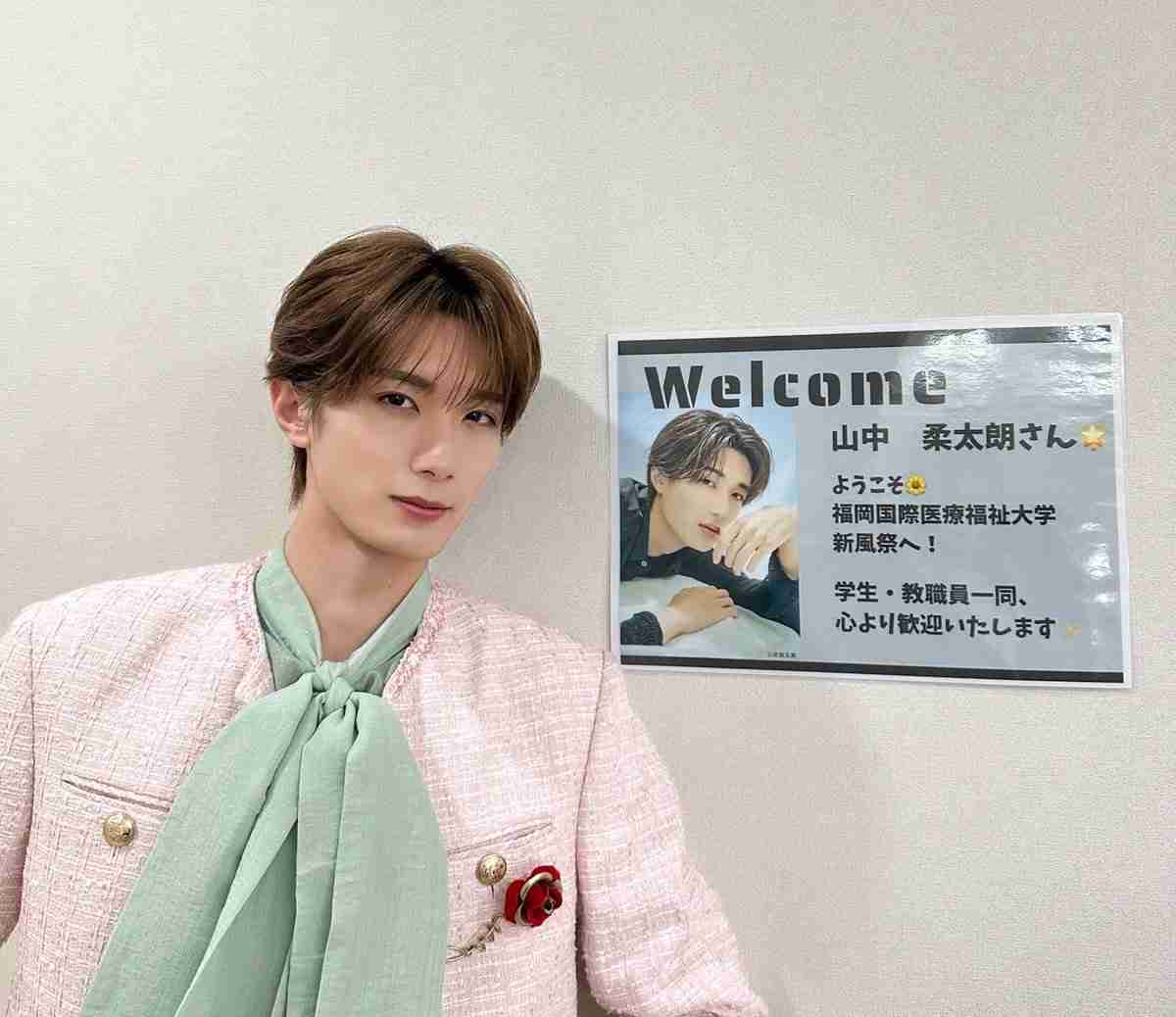 「授業参観のオカンみたい」？　男性アイドルたちの 《ツイードジャケット》 衣装が話題　 「王子さま過ぎる」「PTAかな」 …受け止めさまざま