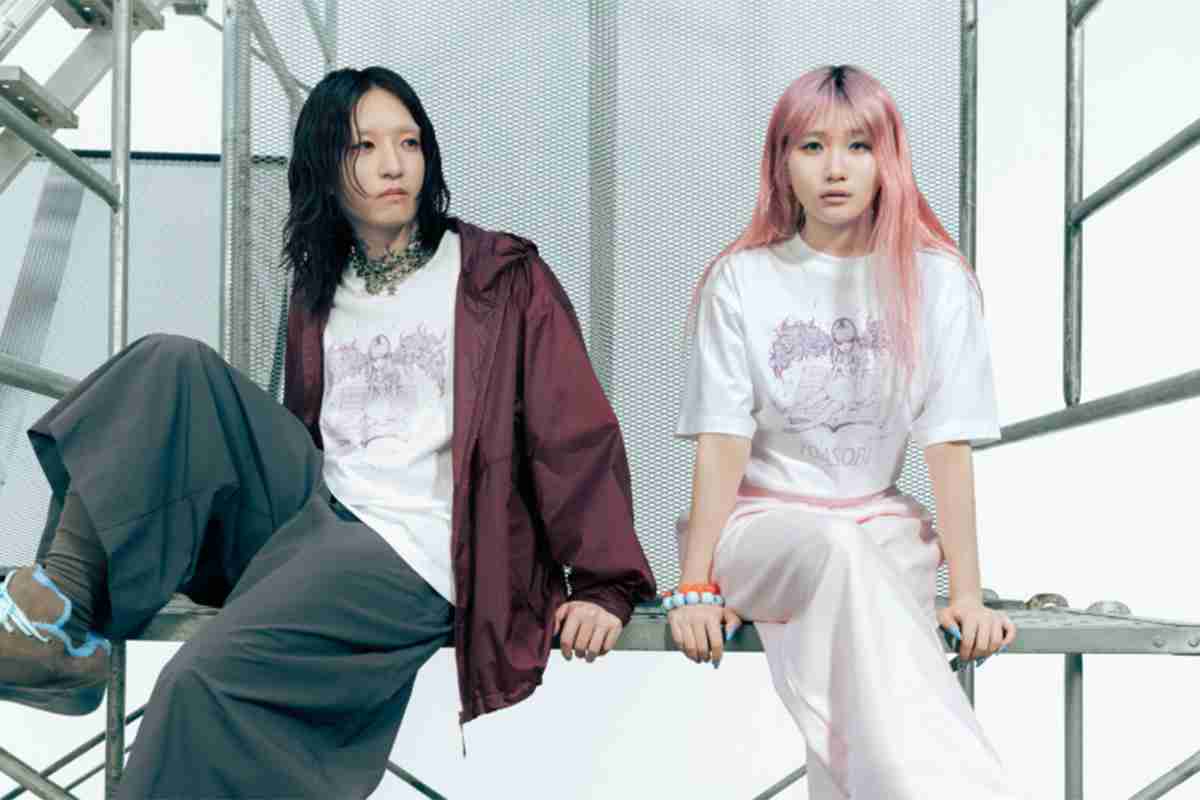 「堂々とTシャツ着ればいいのに」YOASOBI・Ayase　ユニクロ“コラボ”Tシャツのスタイリングに違和感の声…“タトゥー”隠しの指摘相次ぐ