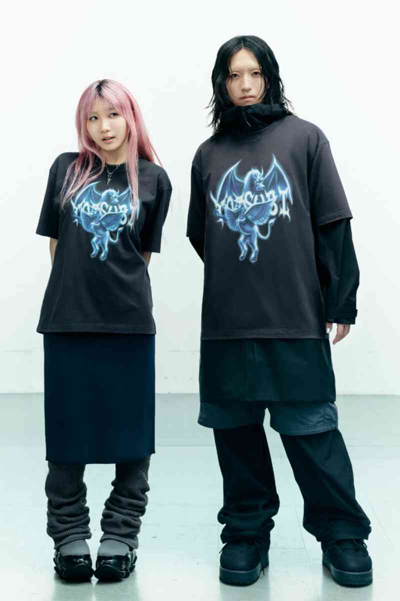 「堂々とTシャツ着ればいいのに」YOASOBI・Ayase　ユニクロ“コラボ”Tシャツのスタイリングに違和感の声…“タトゥー”隠しの指摘相次ぐ