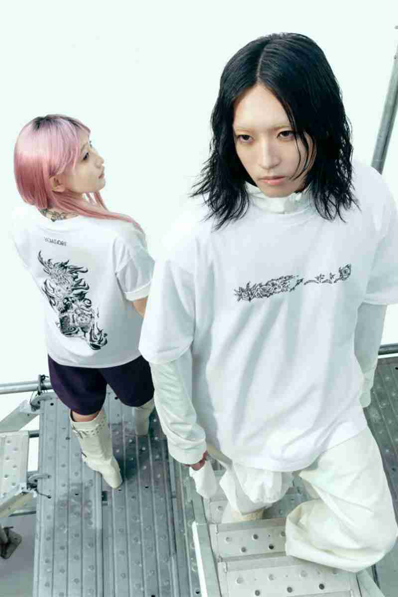「堂々とTシャツ着ればいいのに」YOASOBI・Ayase　ユニクロ“コラボ”Tシャツのスタイリングに違和感の声…“タトゥー”隠しの指摘相次ぐ