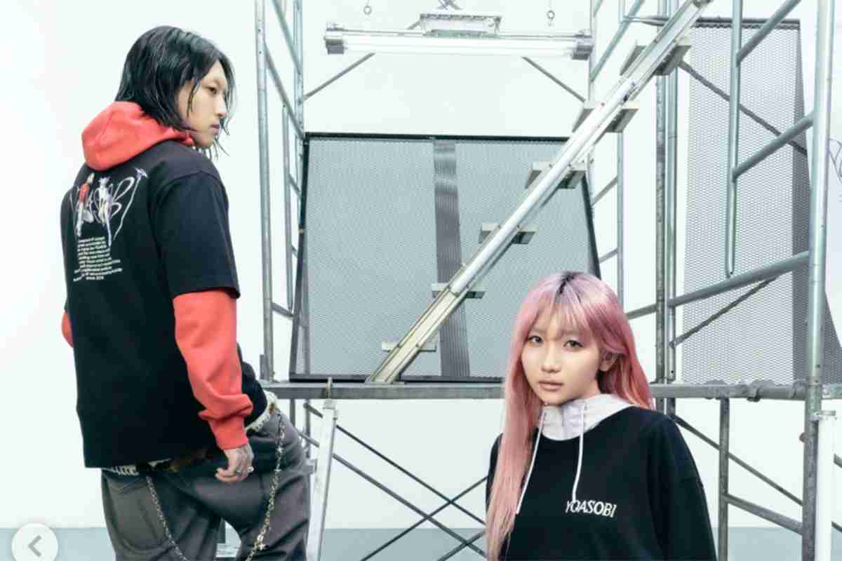 「堂々とTシャツ着ればいいのに」YOASOBI・Ayase　ユニクロ“コラボ”Tシャツのスタイリングに違和感の声…“タトゥー”隠しの指摘相次ぐ