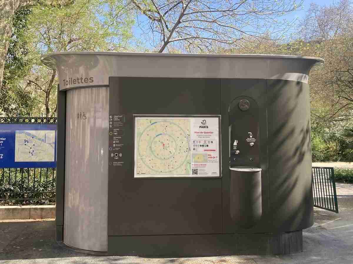 パリの路上に「丸見えの男性用トイレ」が多い衝撃の理由。悪臭がする「花壇付きエコ小便器」も物議 - All About ニュース