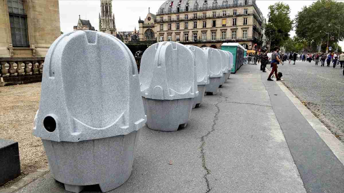 オリンピック:パリの仮設トイレは気恥ずかしい「チラ見え」…フランス人は歯牙にもかけず「解放感抜群？」 : 読売新聞