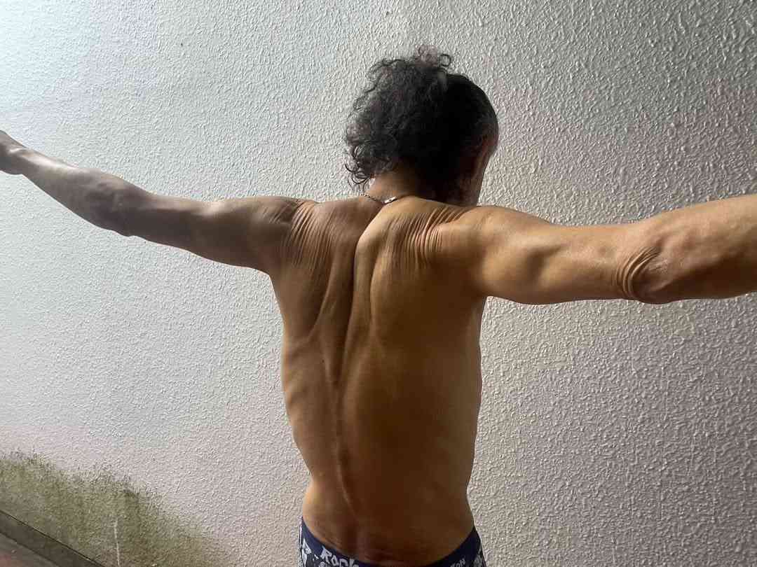 【 片岡鶴太郎 】極限まで体脂肪を削ぎ落した“筋肉ボディ”を披露「71歳！　菜食」　驚きの声多数「こんな71歳いない」