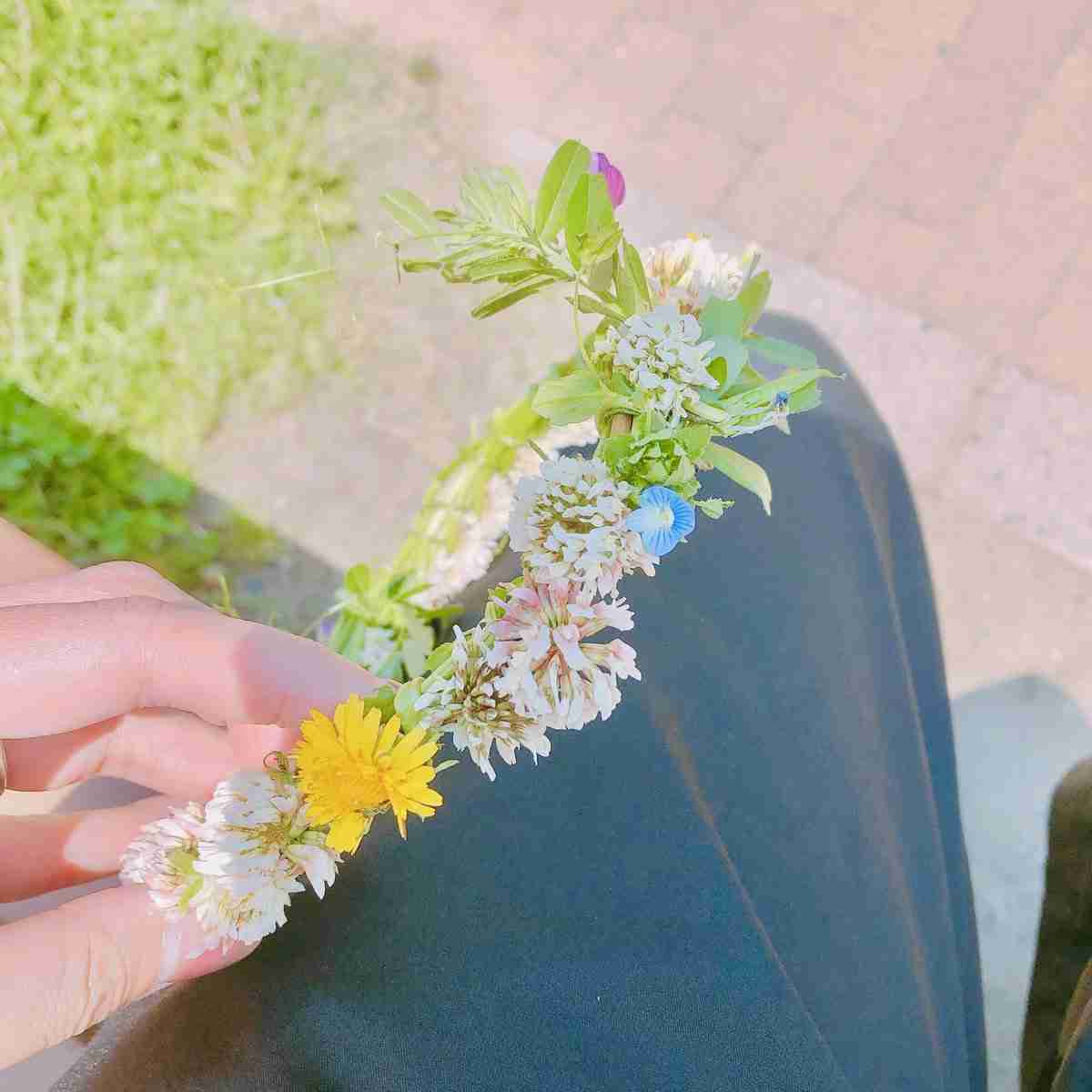 娘と花冠を作って遊んでいたら知らない子が欲しい欲しいとせがむ…作って渡してあげたら今度は母親がやってきて「虫がいたんですけど！」と謝罪を求められた