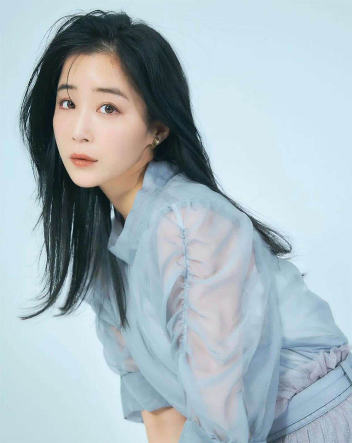 「あざといは正義」で『バチェラー』出演の休井美郷、パリでの食事シーン投稿に“不愉快そうな客”写り込み物議