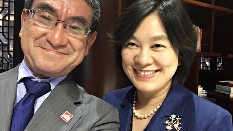 【天安門バッジ】河野太郎大臣、中国外務省の華春瑩報道局長との自撮りが話題に 毛沢東バッジはデマか : まとめダネ！