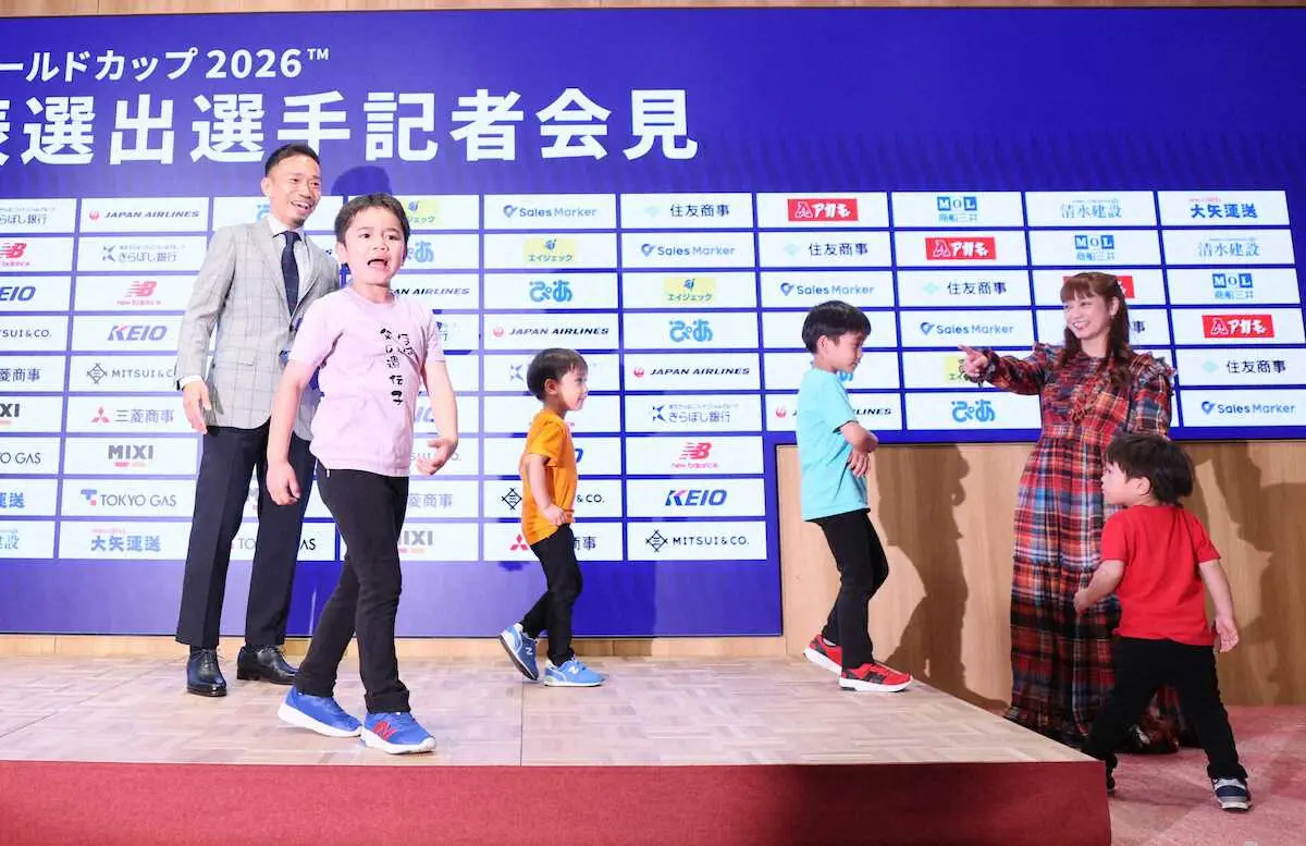 長友佑都の会見 妻・平愛梨ら家族がサプライズ登場 子供のTシャツには「ほぼ父の遺伝子」の文字