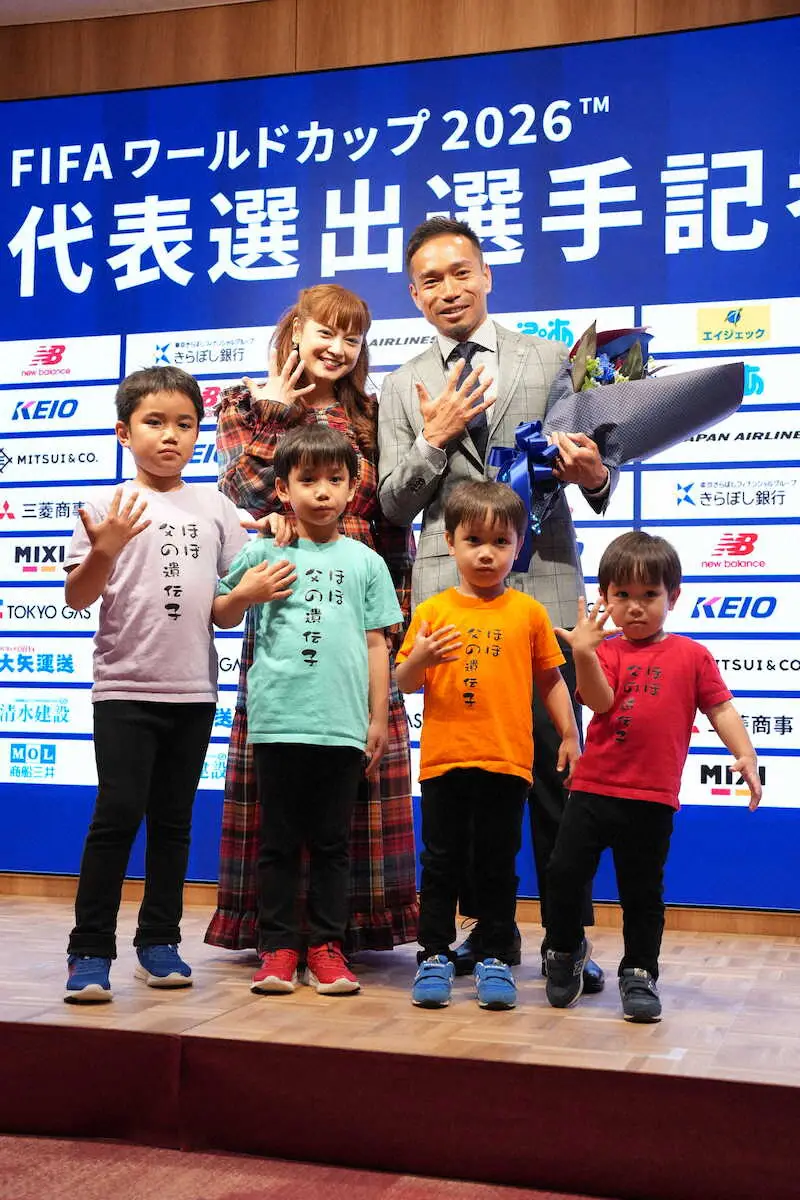 長友佑都の会見　妻・平愛梨ら家族がサプライズ登場　子供のTシャツには「ほぼ父の遺伝子」の文字 - スポニチ Sponichi Annex サッカー