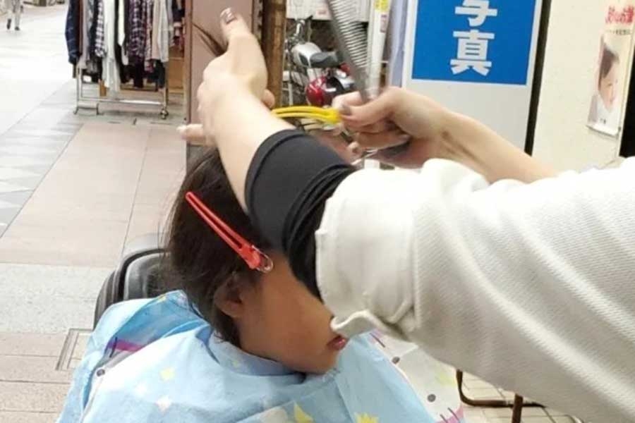 「いつかの結婚式で公開してやる」　3歳娘が美容室デビューで拒否反応→美容師の神対応に称賛殺到　「子育てとはこういうもんですよね」