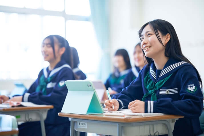 昭和3年からデザインを変えない「セーラー服」が人気！　“広瀬すず”も着た「常盤木学園高校」の制服が愛され続ける理由 「当校の歴史の生き字引のような存在だと思います」
