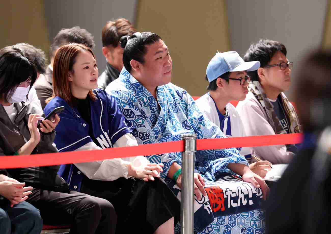 プロ野球ドラフト会場に「若隆元お兄ちゃん」麟太郎の１位指名に驚き笑顔と拍手、屈指中日ファン - 大相撲写真ニュース : 日刊スポーツ