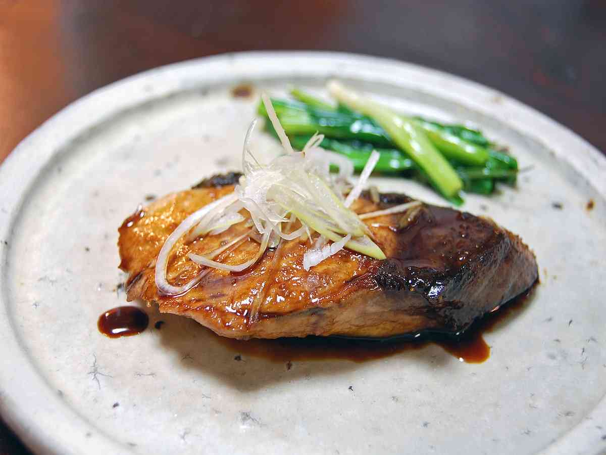 ぶりの黒酢照り焼きの作り方！お弁当にもおすすめレシピ [世界のおうちご飯] All About