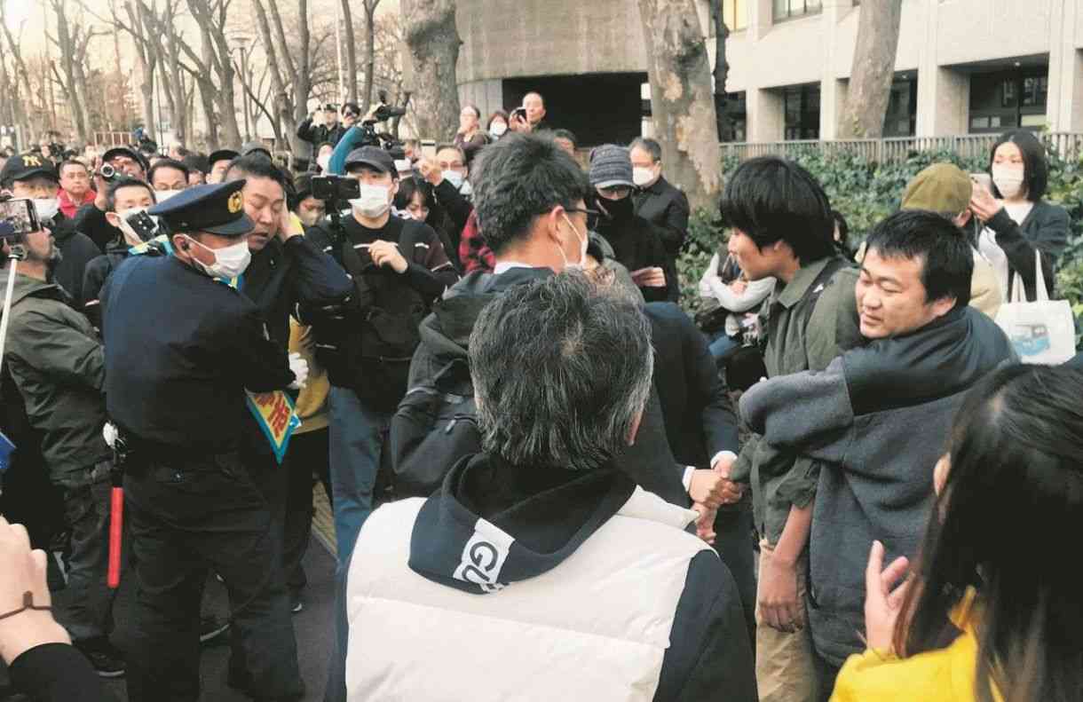立花孝志氏を刃物で襲った男逮捕　「殺すつもりでナタ振り下ろした」　東京・霞が関で支援者と写真撮影中：東京新聞デジタル