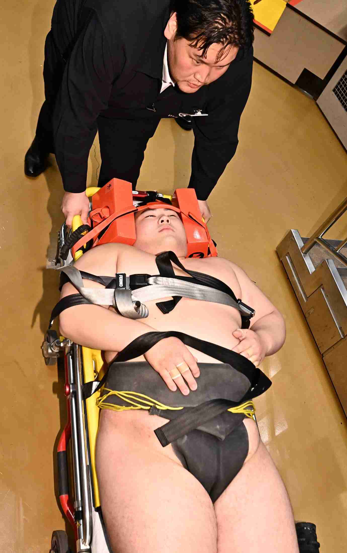 幕下夢之富士が寄り倒され後頭部から落下、搬送時AEDパッド「会話できている」楯山親方　大相撲夏場所