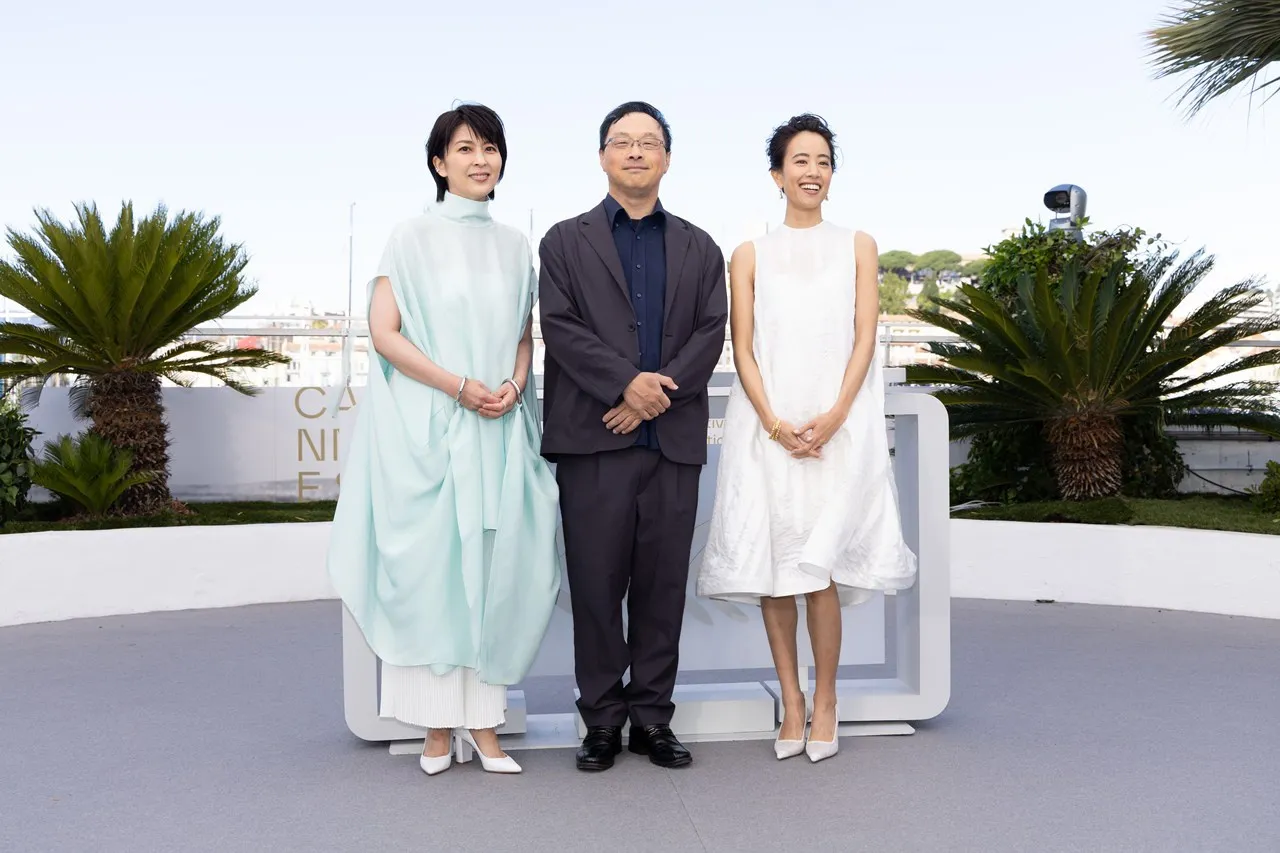 松たか子、カンヌ映画祭のドレス姿が素敵。「オールバック似合いすぎ」「胸元開いたドレスなのに上品でかっこいい」