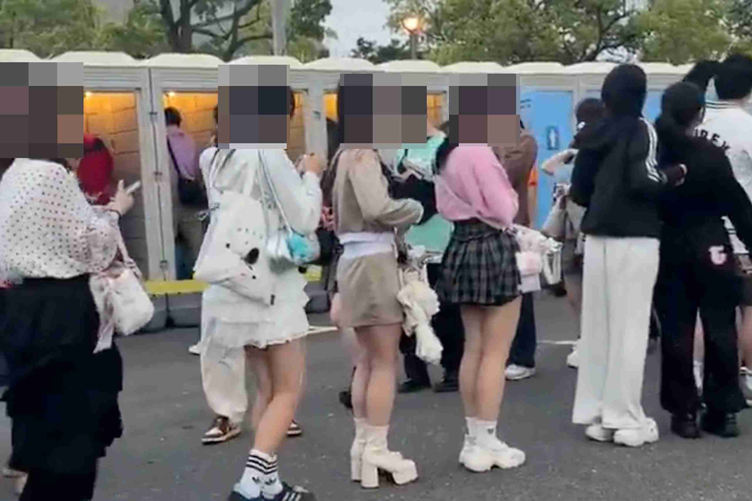 アイドルフェス会場の男子トイレ、外から丸見えで「人権が無い」と世界で炎上　隣は女性客の行列で「この世の地獄」と話題 – Sirabee
