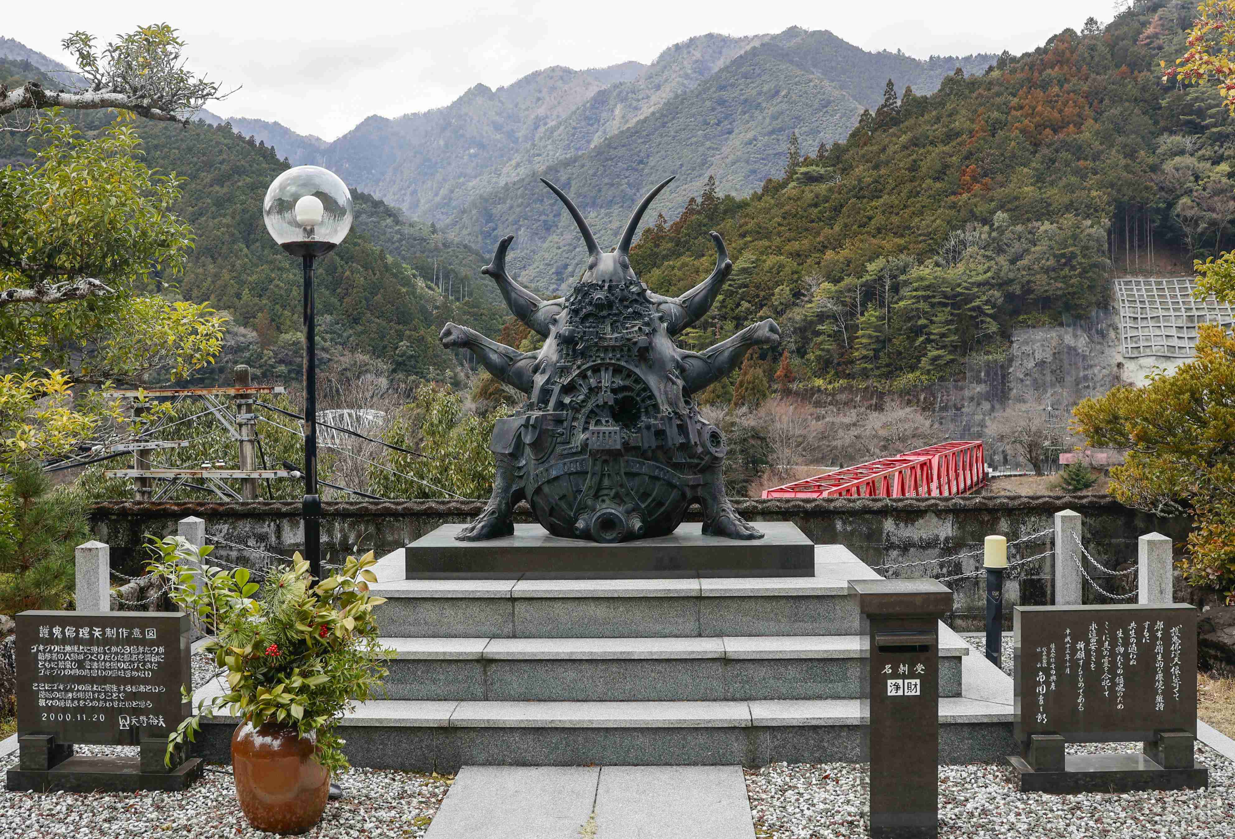 大地踏みしめるゴキブリ像　過疎地に訪問客呼ぶ、奈良