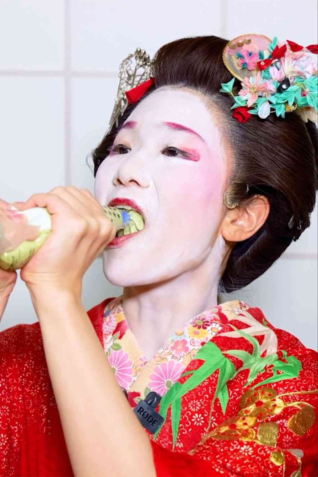 《“舞妓さん”がクリーム丸飲み》「下品なことするな!!」批判殺到の女性インフルエンサー、テレビ東京発のコンテンツだった　広報部「本物の舞妓さんではございません」