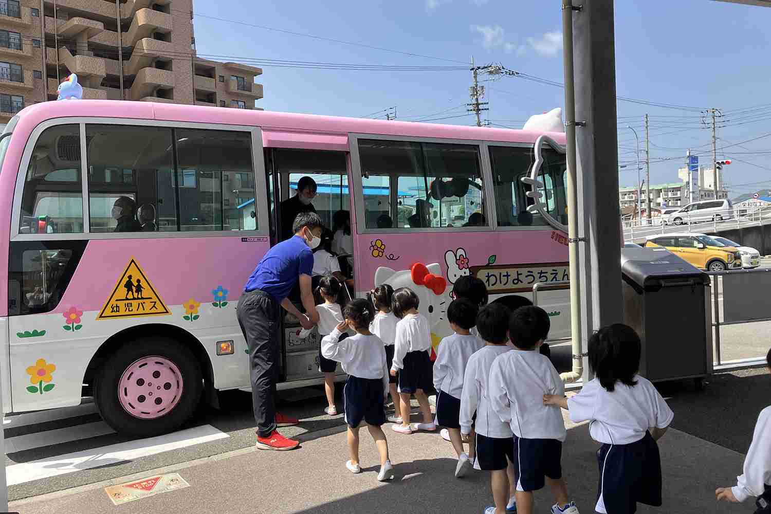 幼稚園の送迎バスって白ナンバー？　緑ナンバー？　正解は「両方ある」だった（WEB CARTOP） - Yahoo!ニュース