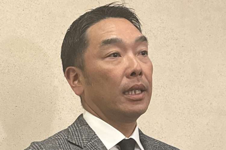 《引退セレモニーでは娘2人と息子と花束を持って…》巨人・阿部監督が自宅で18歳長女に暴行　“妻も一緒だった”“アルコール反応が…”犯行当時の様子（NEWSポストセブン） - Yahoo!ニュース