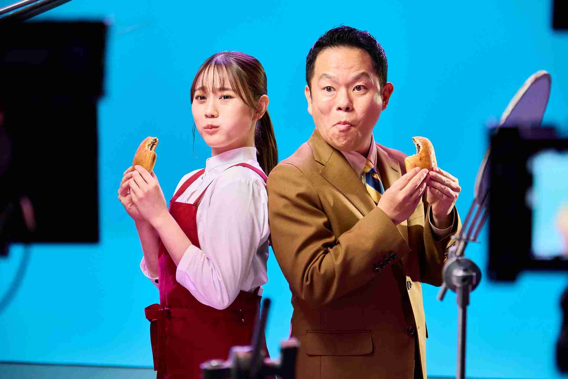 ダイアン津田＆森山未唯コンビが日清「完全メシ BREAD」CM出演、津田が口にしたパンは22個