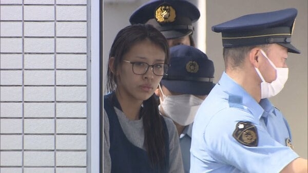 栃木強盗殺人事件　“指示役”妻の美結容疑者を送検　カメラに気付き顔背ける様子も　夫婦「自分たちは関係ない」｜FNNプライムオンライン