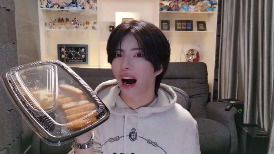すとぷり・さとみが素顔の写真を公開し波紋 - YouTubeニュース | ユーチュラ