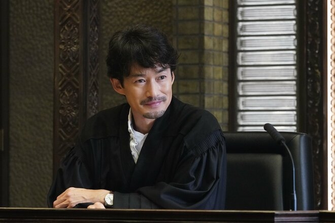 竹野内豊、“眉ナシ顔＆腕にびっしりタトゥー“Netflix新ドラマでの激変姿が沸騰「こうも人相が変わるものなのか」
