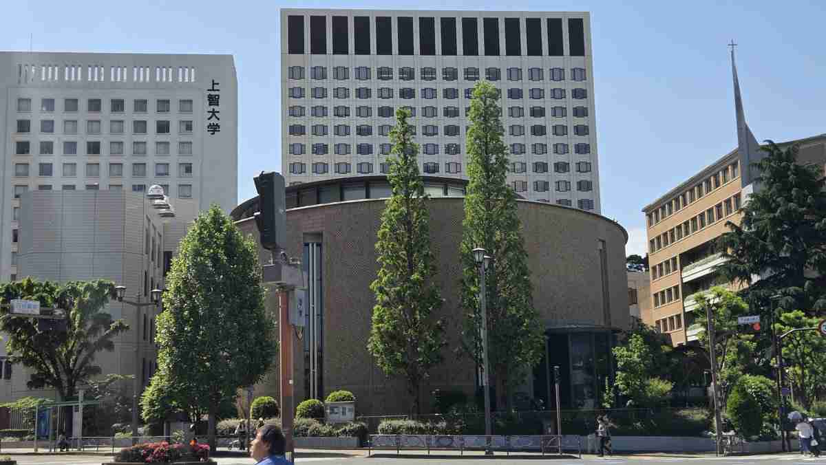 突然女性が服を脱ぎ捨て、何かを叫びながら神父に掴みかかる…上智大近くの教会で「子供ミサ」の最中に起きた出来事に動揺が広がる