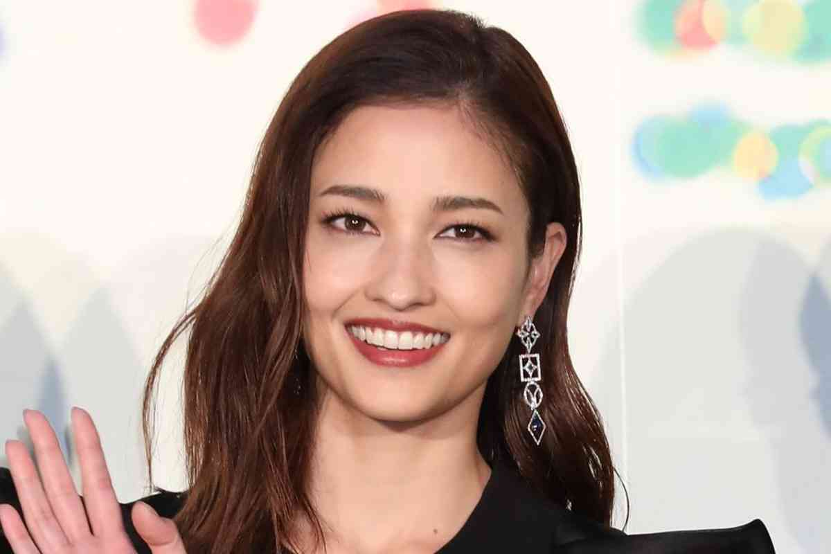 「中高生みたい」黒木メイサ　加速する14歳年下の“超大物二世”恋人との“匂わせ”投稿…お揃いグッズと「I LOVE YOU」バルーンにSNS騒然