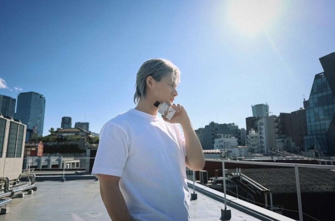 【 Number_i・平野紫耀 】 白T姿の圧倒的ビジュアルに絶賛の声 「ただの白Tなのにめちゃくちゃカッコイイ」 青空の下で見せたクールな表情にファン悶絶