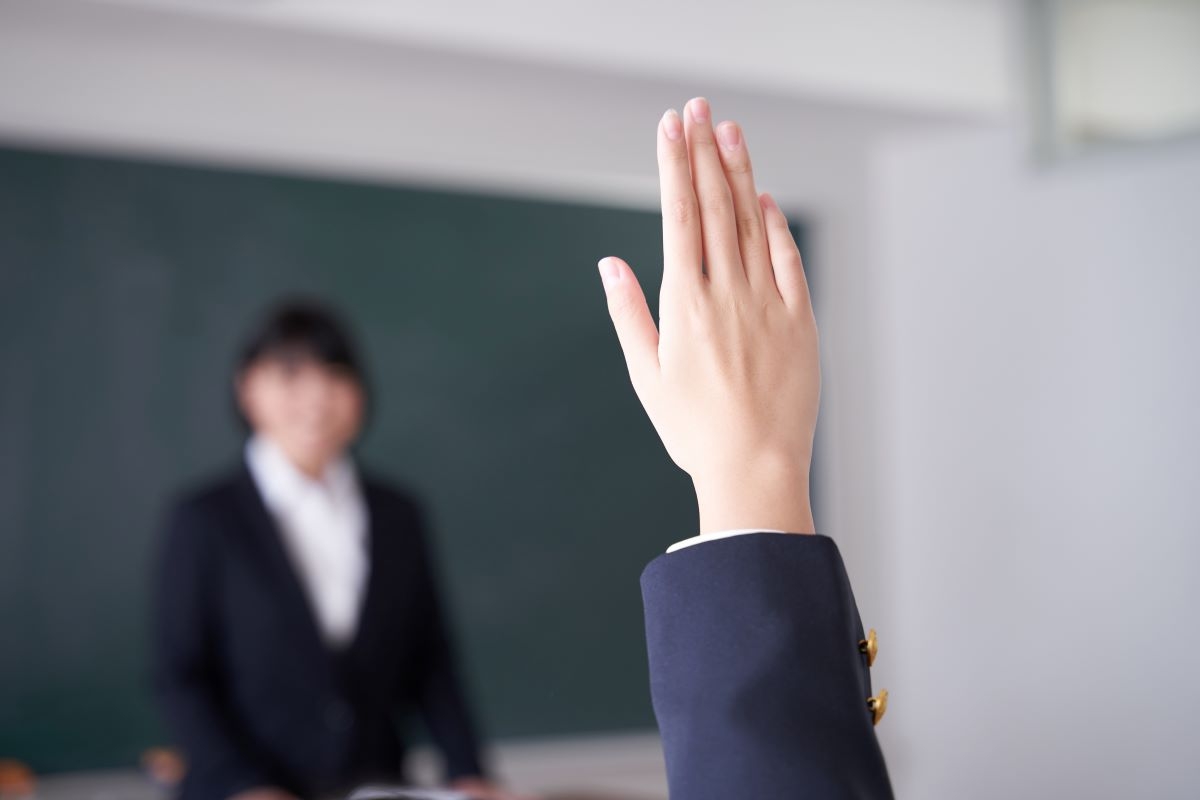 「うるせーな。見ないなら帰れよ」授業参観中、保護者が廊下で大声おしゃべり。なぜ最低限のマナーも守れないのか【専門家助言】  | FORZA STYLE｜ファッション＆ライフスタイル[フォルツァスタイル]