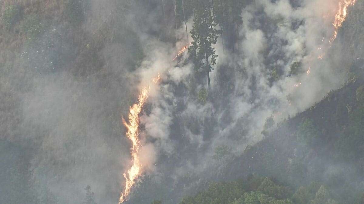 津で山林火災、消火活動続く　三重県が自衛隊に災害派遣要請　山頂への道幅狭く消防車は現場まで近づけず
