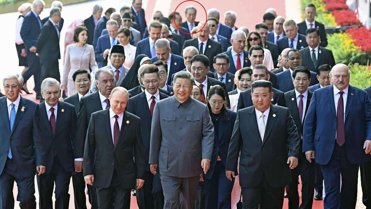 中国抗日戦勝式典に写り込む鳩山元首相の写真、SNSで拡散「この場に…恥ずかしい」 - 産経ニュース