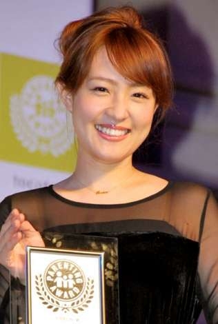 美人化が止まらない40歳・大沢あかね、肩出し大人の色気に「セクシーさにギブアップ」髪バッサリ激変姿も反響