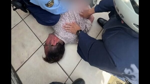 【独自】刃物男の確保の瞬間　近くに包丁も　包丁持ち男性追いかけ…現行犯逮捕　酒に酔っていたか　けが人なし　東京・世田谷区｜FNNプライムオンライン