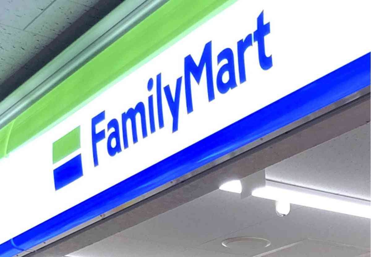 ファミマ、サンドイッチなどのロゴ白黒化を検討…ナフサから作られるインクの調達不安定で