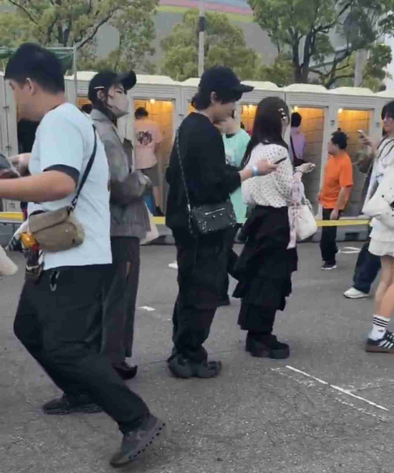 なぜ男性はトイレにちゃんと座って尿を足せないのか？【不思議】