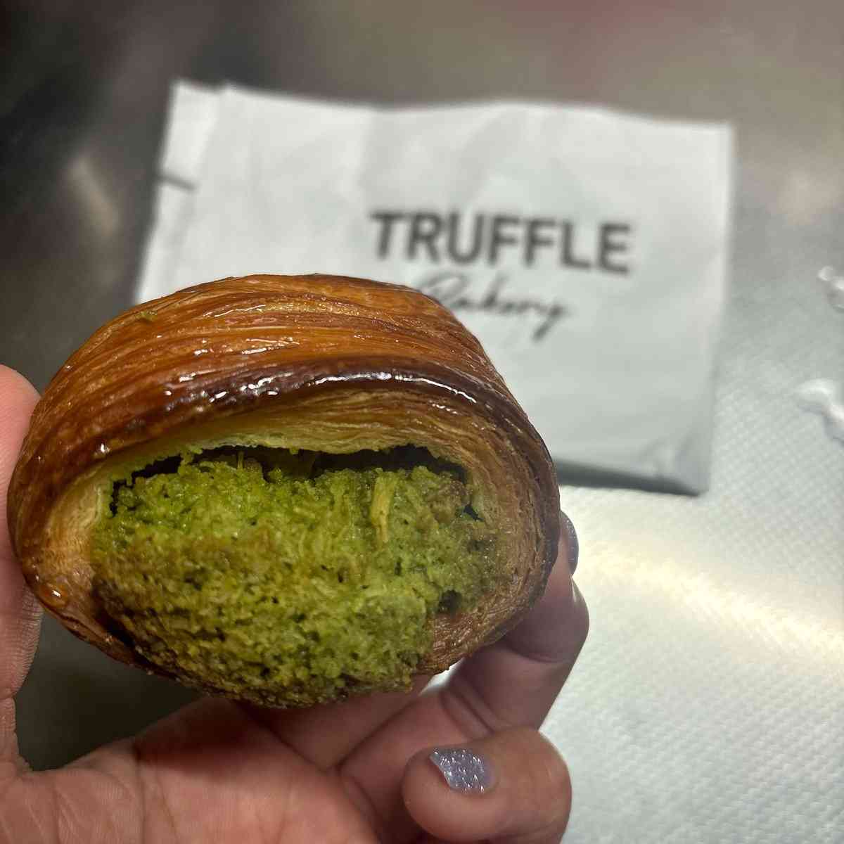 話題のドバイチョコパン、2ヶ月前と現在のものを比べてみたらこうなっていた「たった2ヶ月でえげつないナーフ入れてて草」