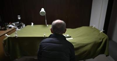 過酷な介護を40年、「助けてくれ」言えずに認知症の男性が迎えた結末　「今でも、妻を、愛してる」法廷ですすり泣き、笑顔で寄り添う写真を手に願うのは…