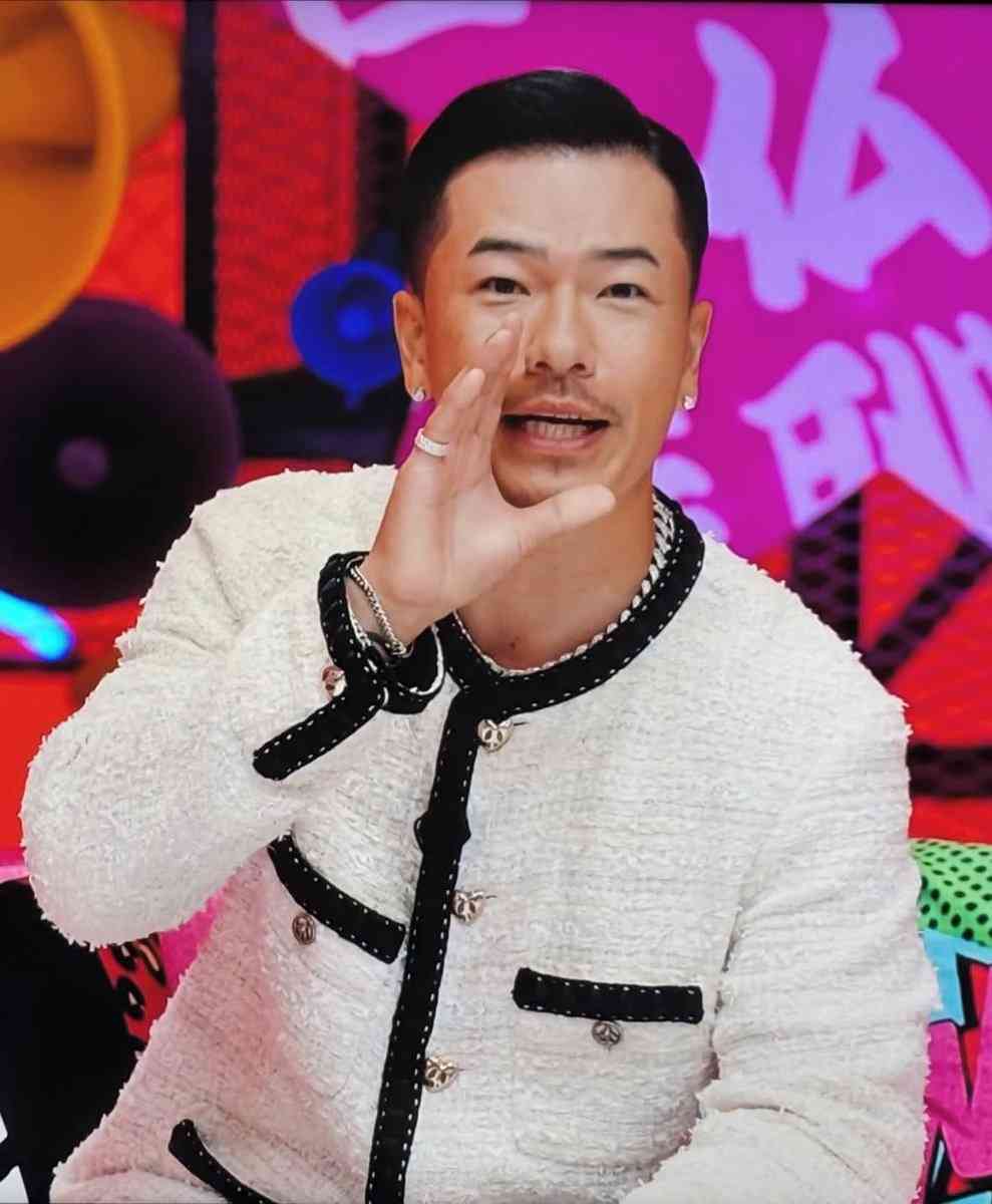 「授業参観のオカンみたい」？　男性アイドルたちの 《ツイードジャケット》 衣装が話題　 「王子さま過ぎる」「PTAかな」 …受け止めさまざま