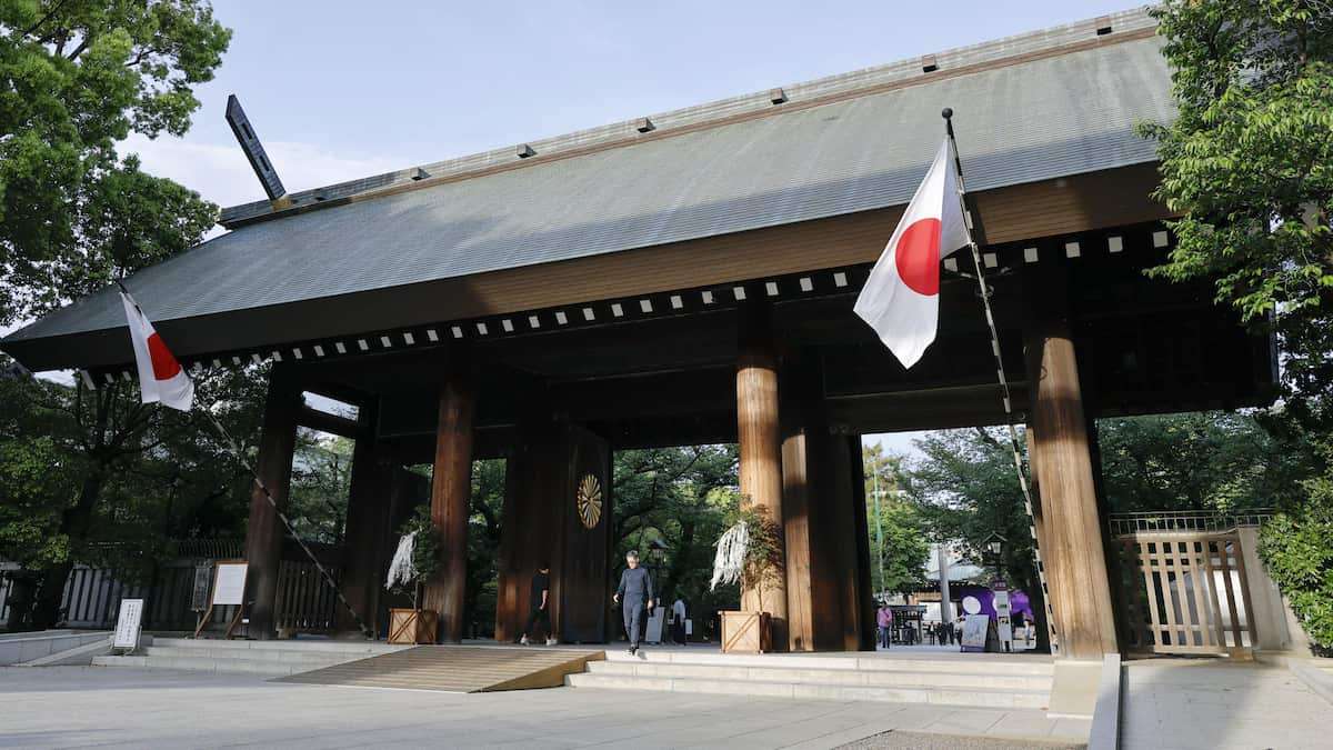 「独島も対馬もわが領土」靖国神社で韓国人の男が横断幕、勅使の車の前　威力業務妨害逮捕 - 産経ニュース