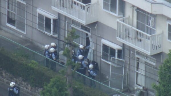 アパートに立てこもり、男の身柄を確保　外国人か　部屋から“閃光弾”とみられる光　愛知・豊橋市｜FNNプライムオンライン