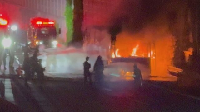 転倒したバイクにバスが突っ込む事故でバスが炎上　運転手と乗客は全員避難して無事　第二京阪