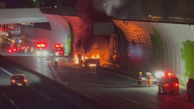 転倒したバイクにバスが突っ込む事故でバスが炎上　運転手と乗客は全員避難して無事　第二京阪