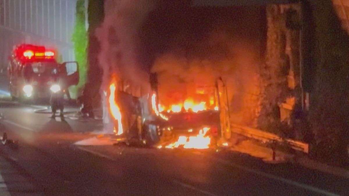 【映像】転倒したバイクにバスが突っ込む事故でバスが炎上　運転手と乗客は全員避難して無事　第二京阪（2026年5月18日掲載）｜YTV NEWS NNN
