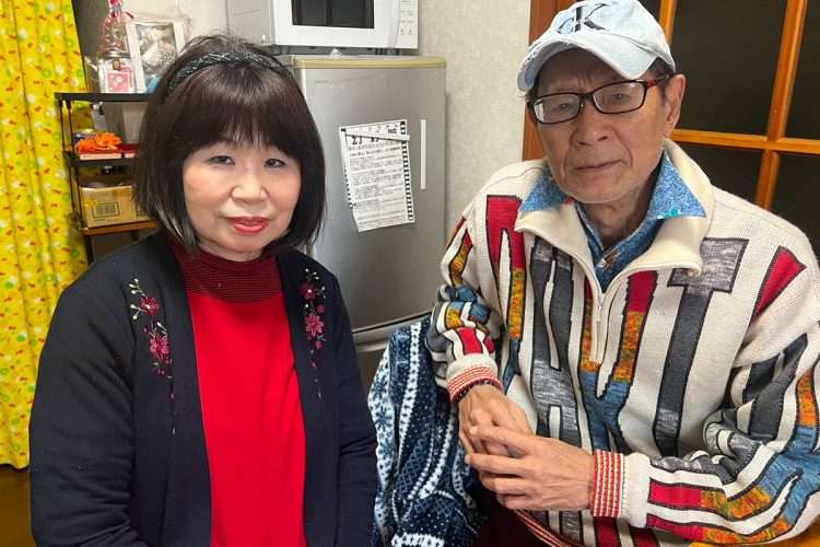 《書き置きして徘徊》チワワと見つめ合ったアイフルおじさん・清水章吾（83）が認知症に　18歳下パートナーが明かす「家賃3万円アパート」での現在