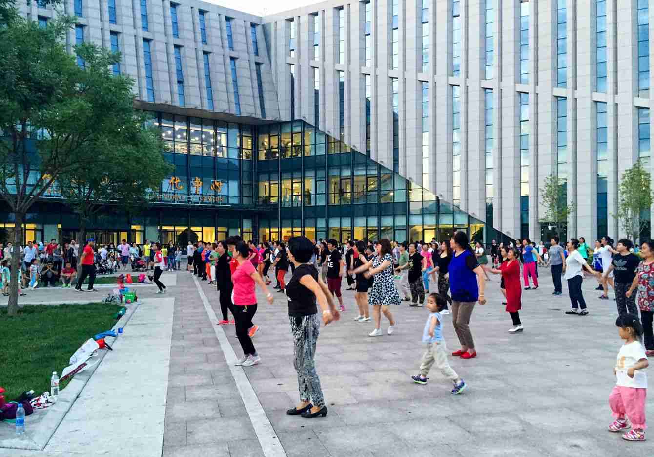 ｢小卒の富裕層｣が日本の不動産を爆買い…中国の若者を絶望させている｢踊るおばちゃん集団｣の知られざる正体