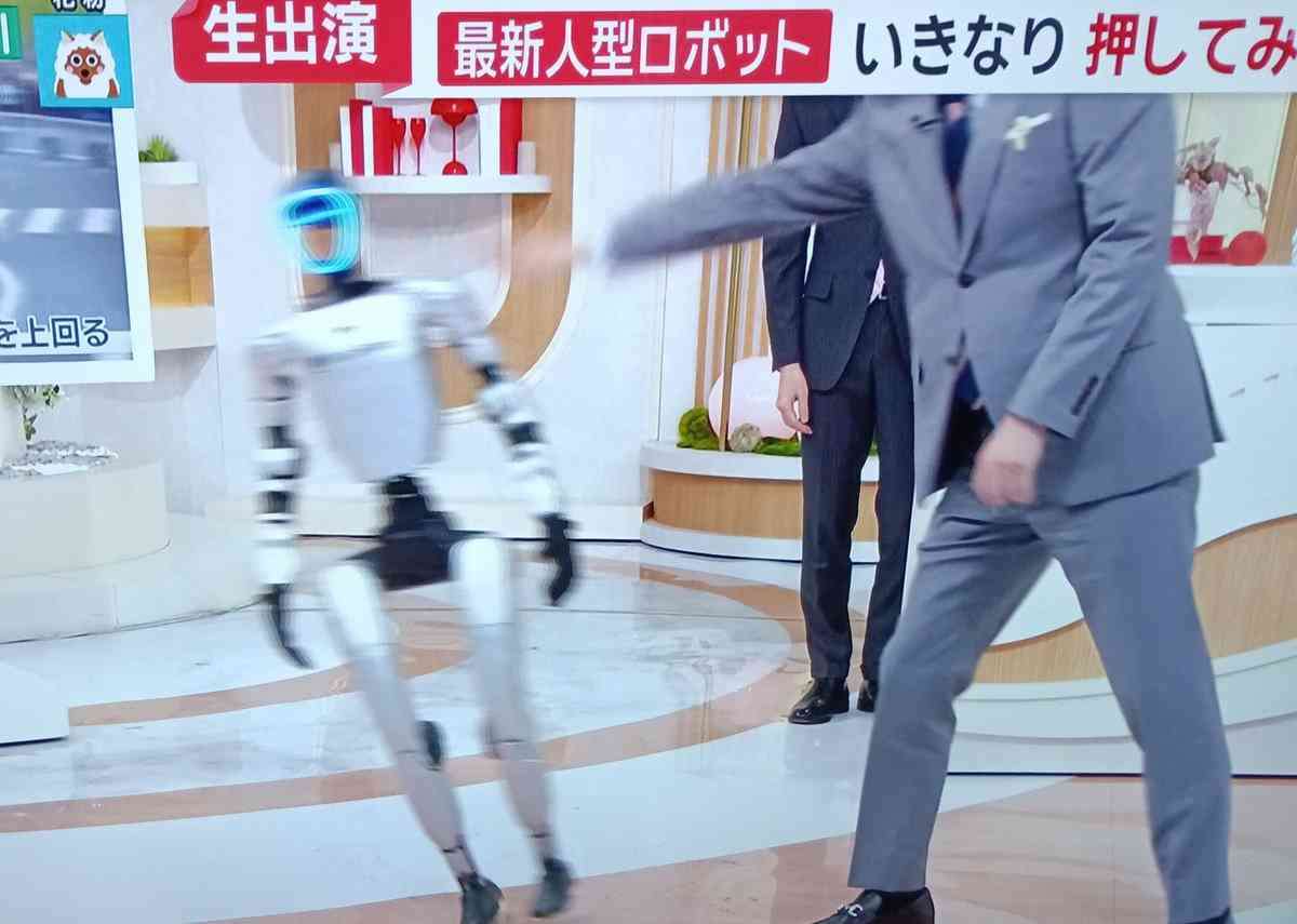 玉川徹氏　テレ朝「モーニングショー」で“放送事故”、「押しても倒れない」はずの中国製の人型ロボットを押し倒し「やっちゃったよ」